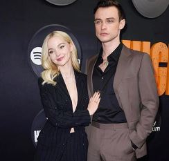 thomas-doherty-gay-girlfriend-wife-worth-parents