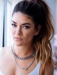 Jessica-Szohr-Wiki-Parents-Net-Worth-Husband-Baby-Siblings-2020